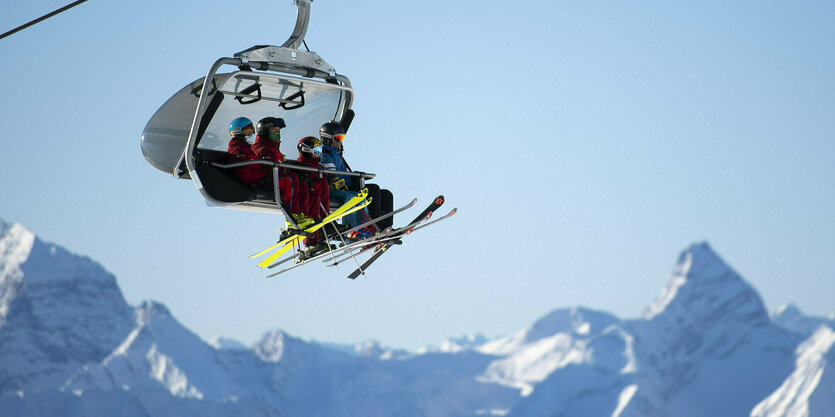 Skifahrer auf einem Sessellift