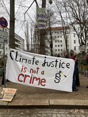 Ein Transparent mit dem englischen Slogan "Climate justice is not a crime" Ein Transparent mit dem englischen Slogan "Climate justice is not a crime"
