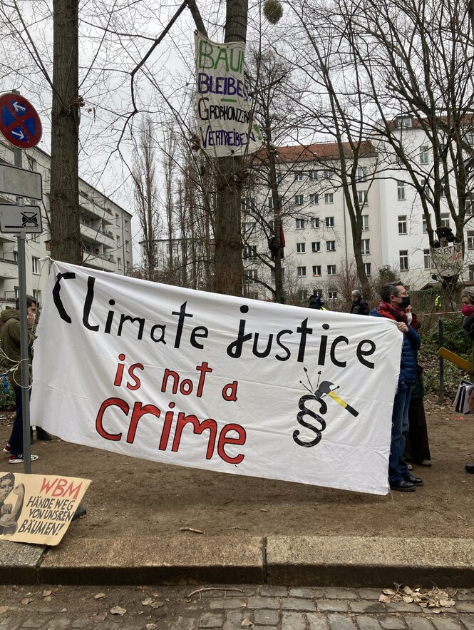 Ein Transparent mit dem englischen Slogan "Climate justice is not a crime"