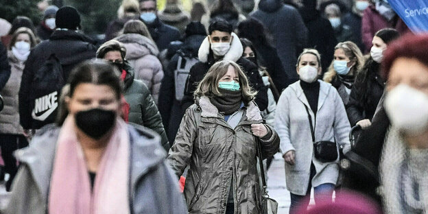 Viele Menschen, alle tragen Mundschutzmasken