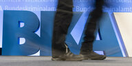 Der Schriftzug «BKA» steht auf der Herbsttagung des Bundeskriminalamtes auf der Bühne, davor unscharf zwei Beine