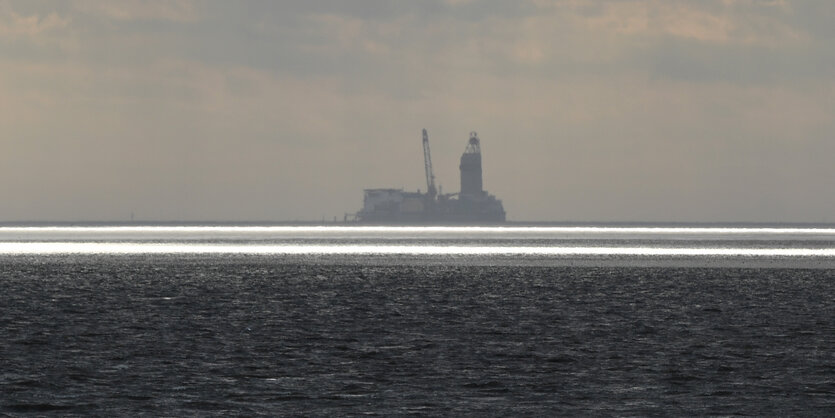 Eine Bohrinsel im Morgenlicht im Wattenmeer