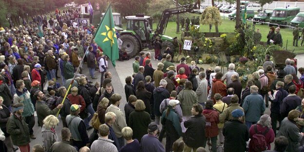 Vor den Toren der Pilot-Konditionierungsanlage (PKA) demonstrieren am Sonntag (03.10.1999) in Gorleben nach Polizeiangaben rund 450 Atomkraftgegner.