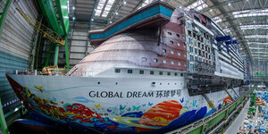 Das Kreuzfahrtschiff Global Dream im Baudock