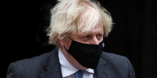 Boris Johnson mit Mundschutzmaske