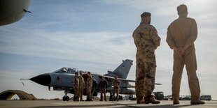 Bundeswehrsoldaten auf einem Luftwaffenstützpunkt