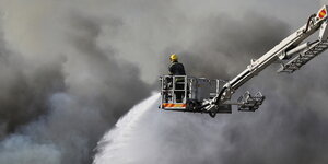 Dichte Rauchwolken und ein Feuerwehrmann