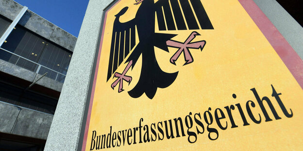 Karlsruhe: Ein Hinweisschild mit Bundesadler und Schriftzug «Bundesverfassungsgericht» hängt vor dem Bundesverfassungsgericht