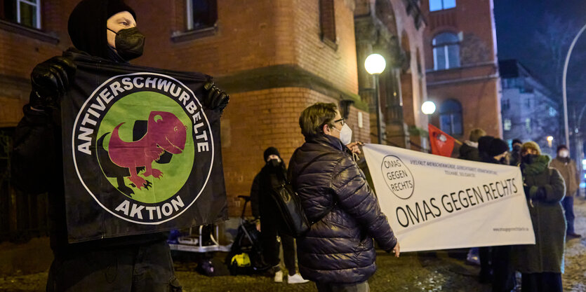 Transparent "Omas gegen Rechts" und Fahne "Antiverschurbelte Aktion" 40 Menschen protestieren mit einer Kundgebung vor dem Rathaus Pankow