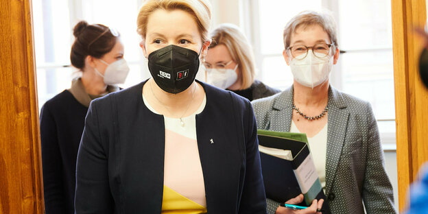 Das Bild zeigt Berlins Regierungschefin Franziska Giffey neben Gesundheitssenatorin Ulrike Gote.