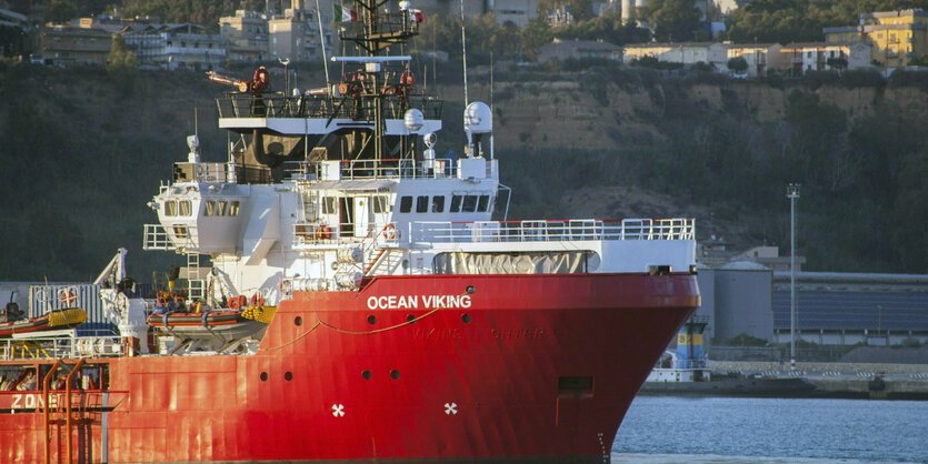 Rotes Schiff ankert im Hafen.