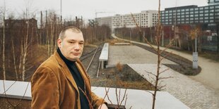 Marko Knudsen steht am Gedenkort Hannoverscher Bahnhof in Hamburg.