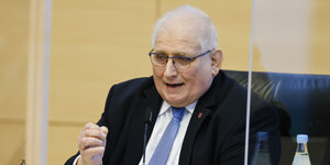Klaus Schlie spricht im Kieler Landtag.