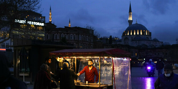Maronenverkäufer in Istanbul am Abend