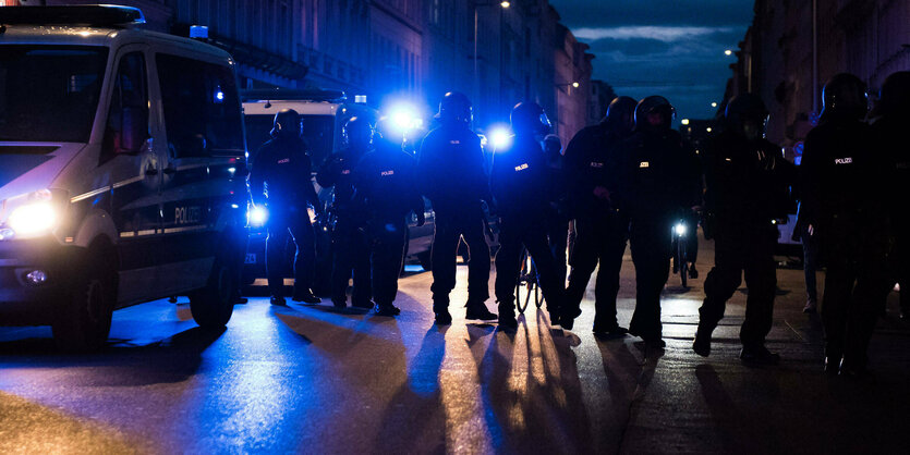 Polizisten auf einer Straße im Dunkeln