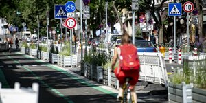 Fahrradfahrer fahren auf dem neuen Fahrradweg auf der verkehrsberuhigten Bergmannstraße in Berlin