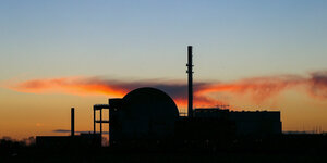 Silhouette des Atomkraftwerks in Brokdorf