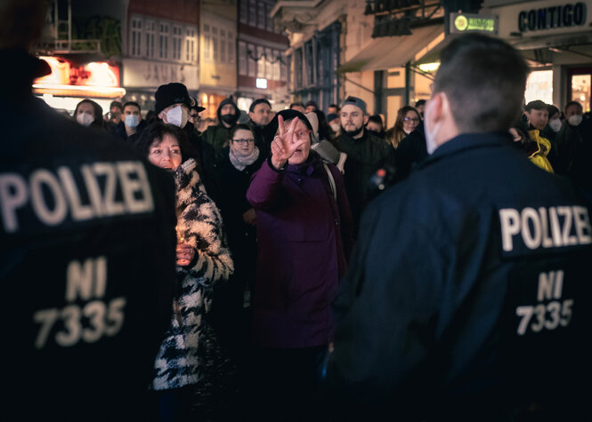 Demonstranten und Polizisten in Braunschweig