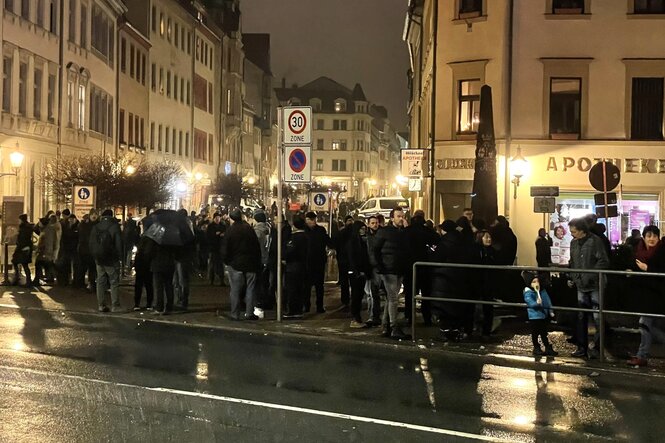 Abend in Freital: Eine Gruppe von Menschen steht an einer Kreuzung