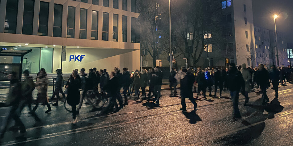 Eine Gruppe von Demonstranten läuft durch die nächtliche Innenstadt von Braunschweig