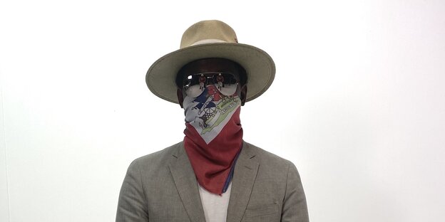 Mach-Hommy verhüllt sein Gesicht stets mit der haitianischen Flagge