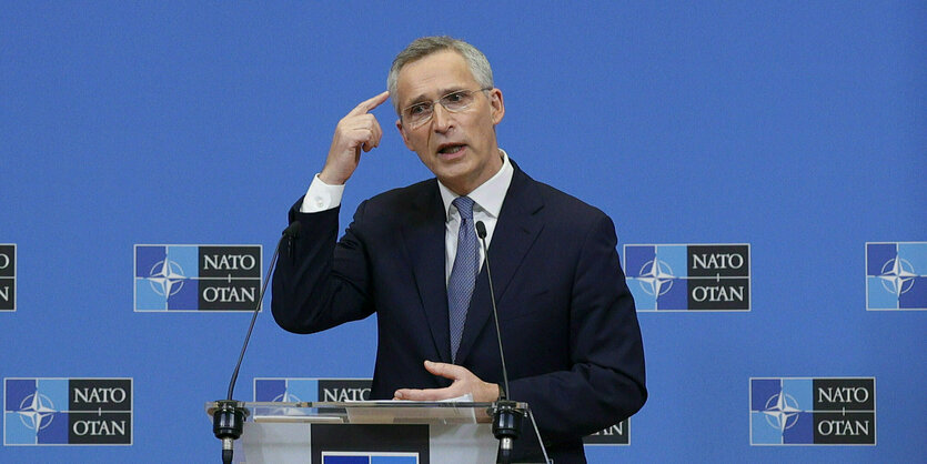 Jens Stoltenberg steht am Rednerpult