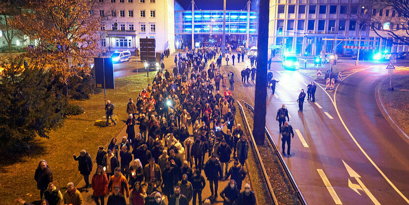 Menschenmenge in nächtlicher Stadt