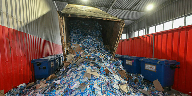 Ein Müllcontainer mit Flyern der AfD wird ausgeleert
