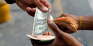 Männerhände beim Geldumtausch