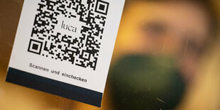 Ein QR-Code für Luca wird in die Kamera gehalten