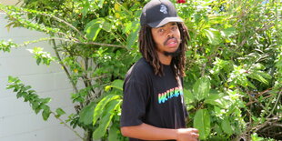 Earl Sweatshirt in einem Hinterhof