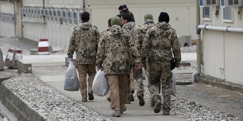 Bundeswehrsoldaten tragen Taschen