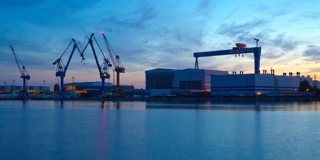 Blick auf unbeleuchtete Werkshallen der MV-Werften