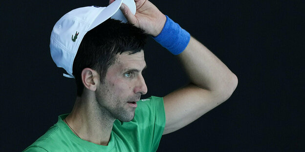 Novak Ðoković nimmt seine Kappe vom Kopf