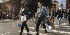 Menschen mit großen Einkaufstaschen auf einer Straße in New York