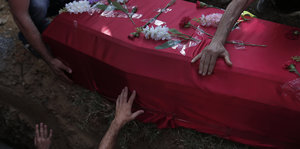 Die letzte Berührung: Angehörige beerdigen eines der Opfer von Suruç.