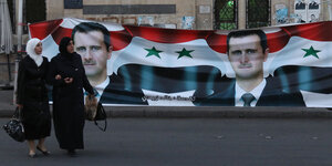 Ein Transparent mit dem Portrait von Baschar al-Assad hängt in Damaskus