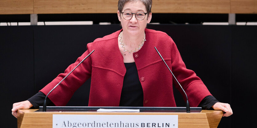 Das Bild zeigt die Berliner Gesundheitssenatorin Ulrike Gote von den Grünen.