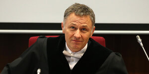 Richter Roland Zickler hinter Mikrofonen