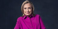 Hillary Clinton vor dunkler Wand