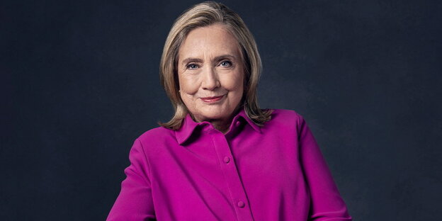 Hillary Clinton vor dunkler Wand