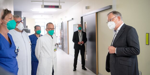 Niedersachsens Ministerpräsident Stephan Weil spricht mit Mitarbeitern der Intensivstation vom Klinikum Leer.