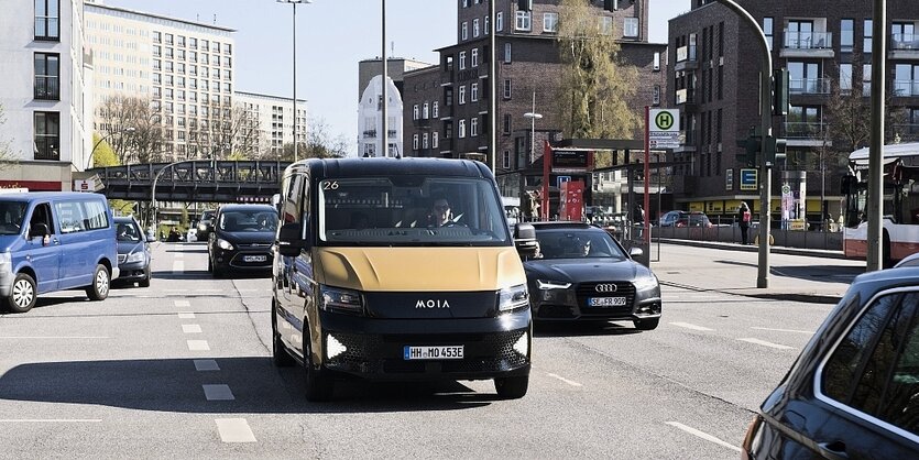 Autos auf einer mehrspurigen Straße