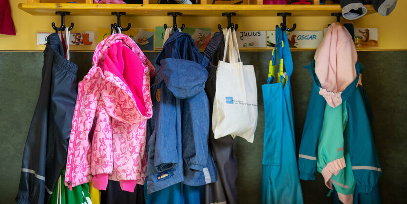 Jacken hängen an einer Schulgarderobe