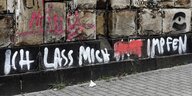 Graffiti in Dortmund, "Ich lass mich nicht impfen", das Wort nicht ist mit roter Farbe übermalt