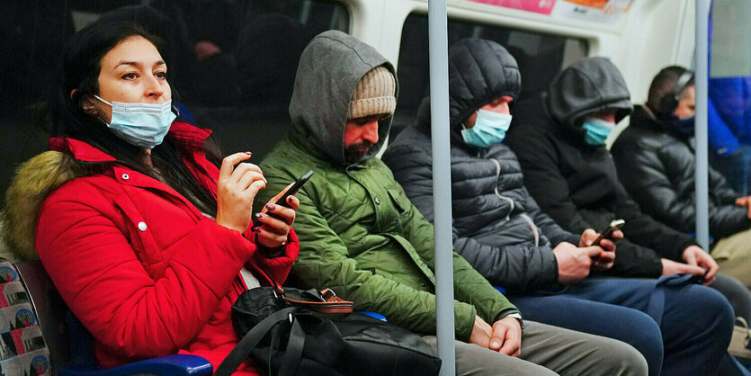 Fahrgäste in einer U-Bahn in London