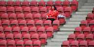 Ein Zuschuerin sitzt im Stadion.