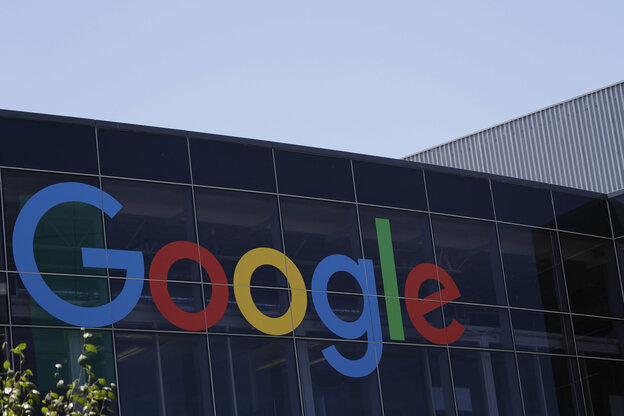 Der Schriftzug Google an einer Häuserfassade aus Glas