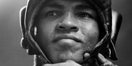 Portrait von Muhammad Ali in einem Boxhelm