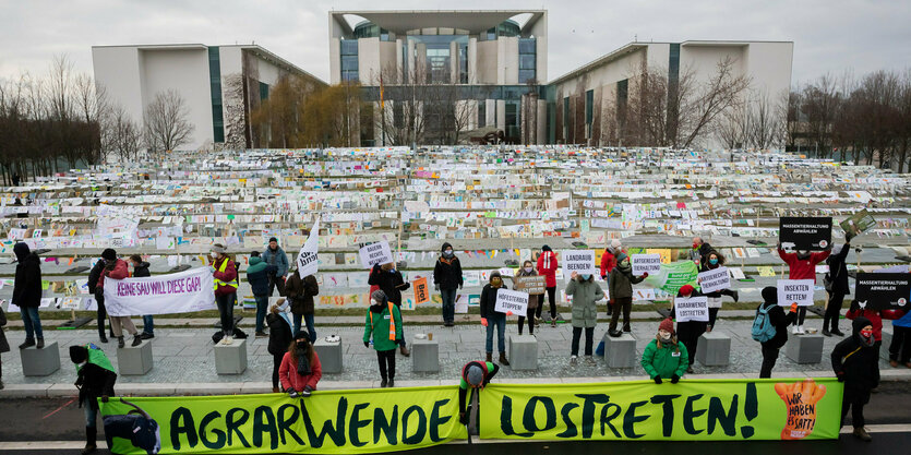 Plakataktion von „Wir haben es satt“ am 16. Januar vor dem Bundeskanzleramt